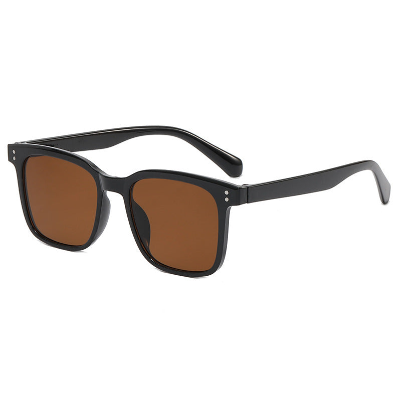 Dame moteriktig solbrille i moderne firkantet design Luvikno