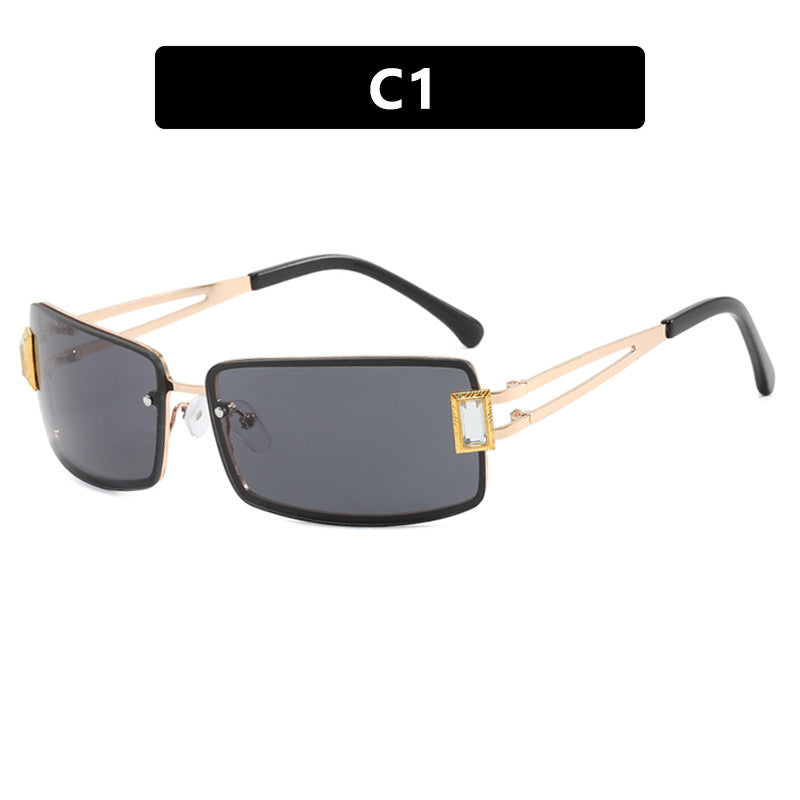 Dame stilig solbrille med elegante trapezformede glass og filigran metallramme Luvikno