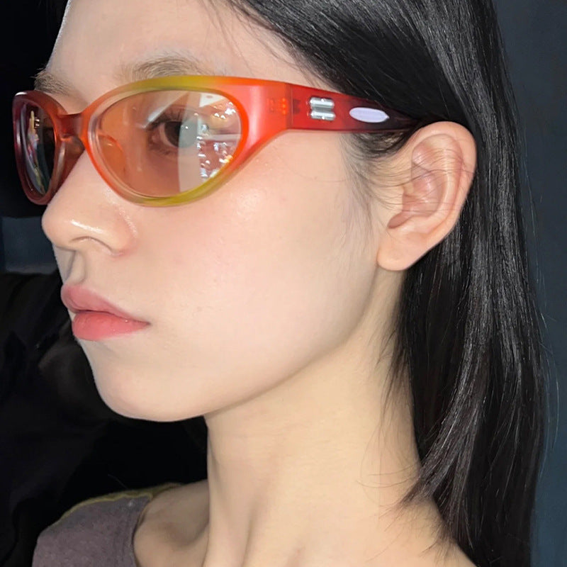Damer ekstravagant solbrille med buet design Luvikno