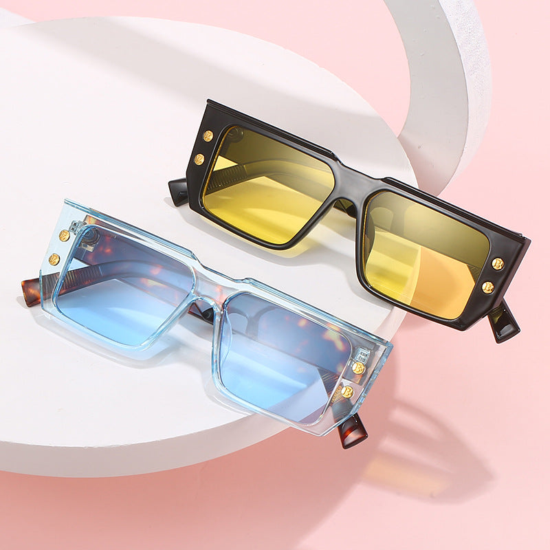 Dame moteriktig klar brille med gyldne detaljer Luvikno