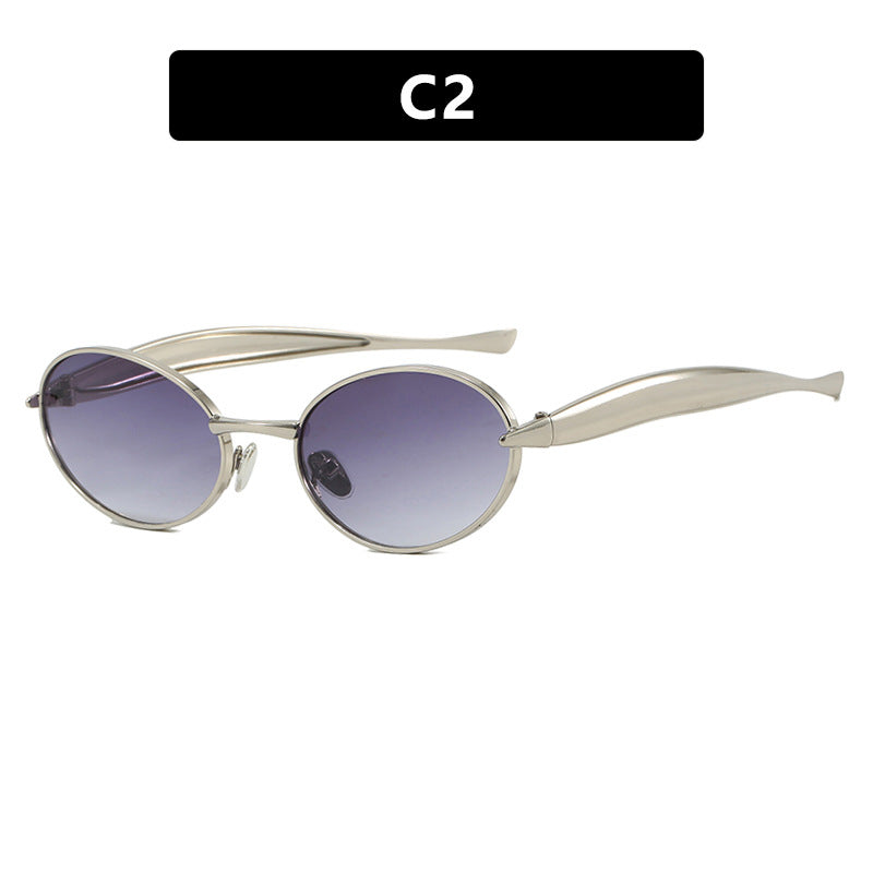 Dame moteriktig solbrille med oval ramme og glitrende detaljer Luvikno
