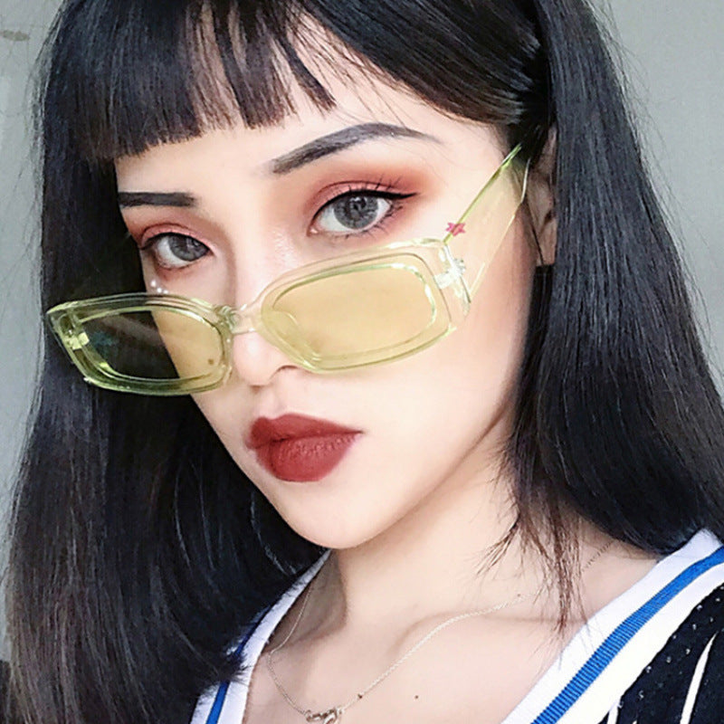 Dame mote solbrille i futuristisk transparentdesign Luvikno