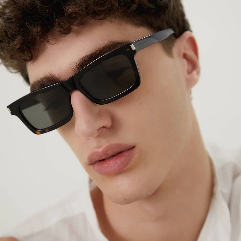 Dame kvadratisk solbrille med transparente linser og stillegant design Luvikno