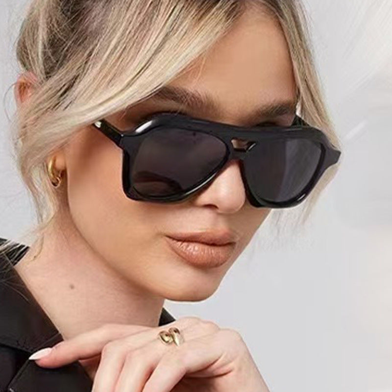 Dame moterik solbrille i innovativ design med bred ramme Luvikno