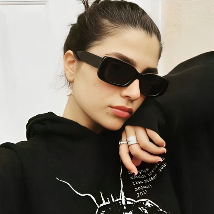 Dame moteriktig solbrille med trendy gjennomsiktig ramme og sporty design Luvikno