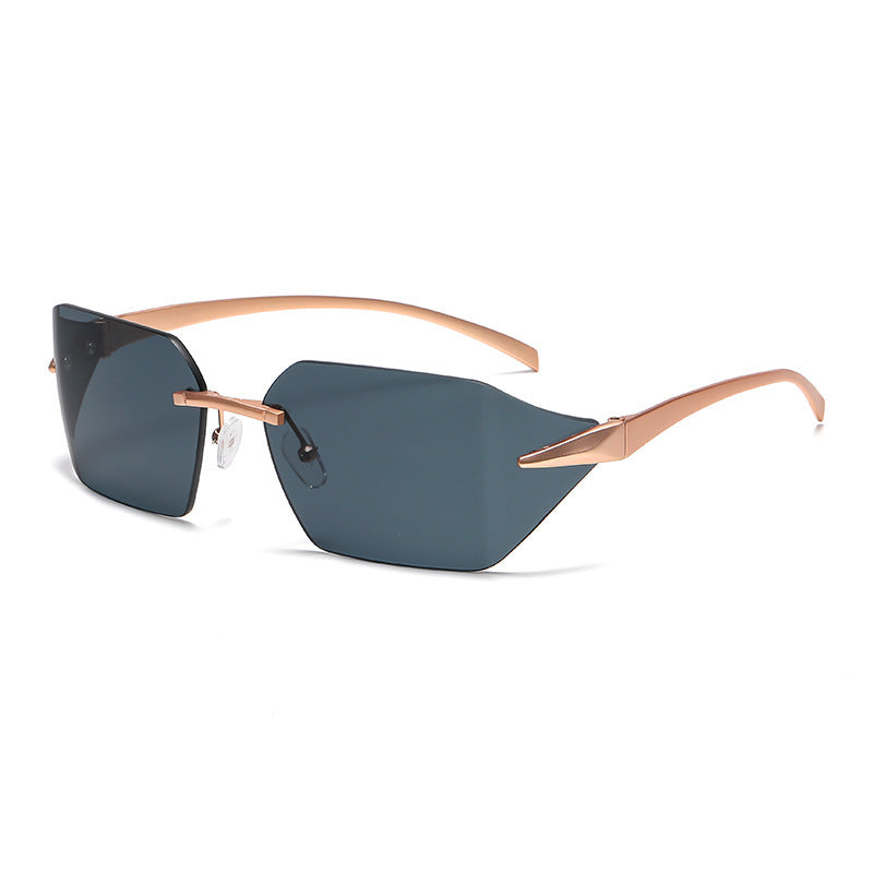Dame moteriktig kvadratisk solbrille med dekorert metallramme Luvikno