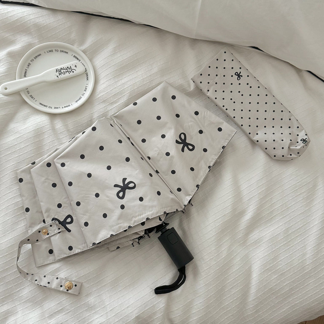Dame kompakt paraply med stilfull prikkedesign Luvikno