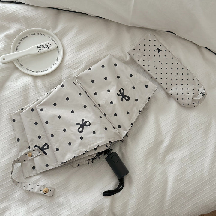 Dame kompakt paraply med stilfull prikkedesign Luvikno