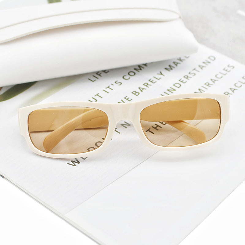 Dame moteriktig solbrille i stilrent rektangulært design Luvikno