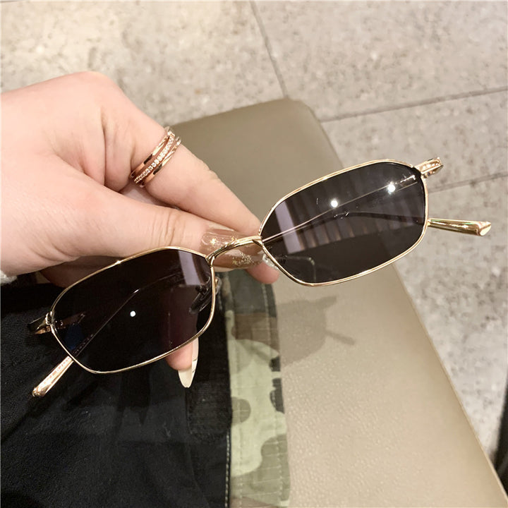 Dame geometrisk solbrille i minimalistisk design Luvikno