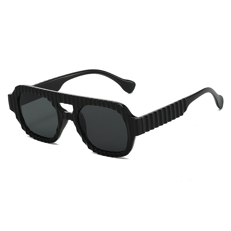 Dame moteriktig solbrille i futuristisk design med strukturert ramme Luvikno
