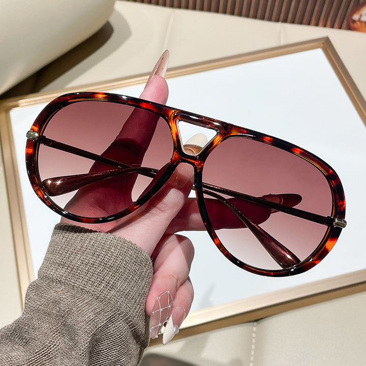 Dame solbrille i ekstravagant design med markante glass Luvikno
