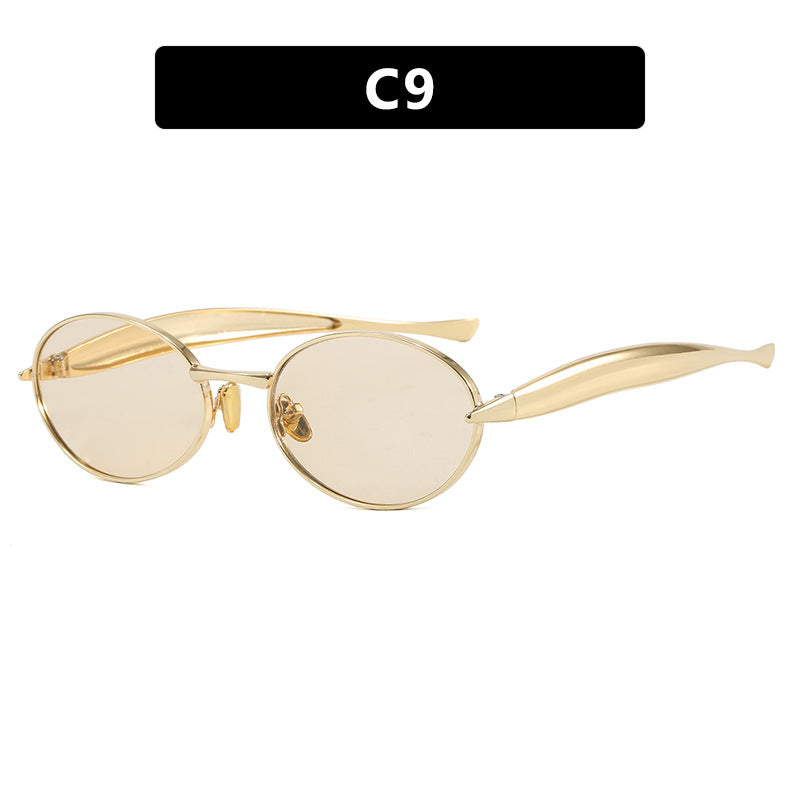 Dame moteriktig solbrille med oval ramme og glitrende detaljer Luvikno