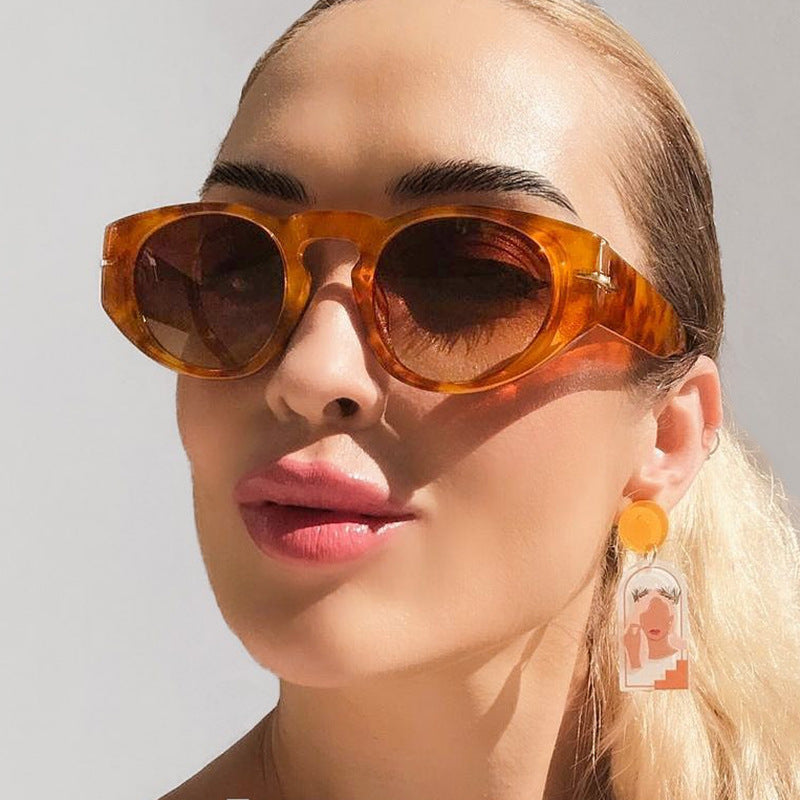 Dame moteriktig solbrille med unikt design og polariserende glass Luvikno