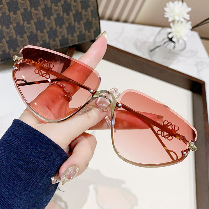 Damer ekstravagant solbrille med moderne, geometrisk ramme Luvikno
