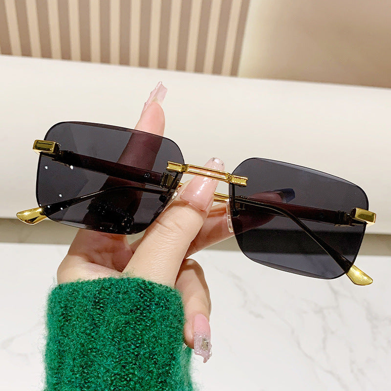 Dame moteriktig rektangulær solbrille med edle metallkanter Luvikno