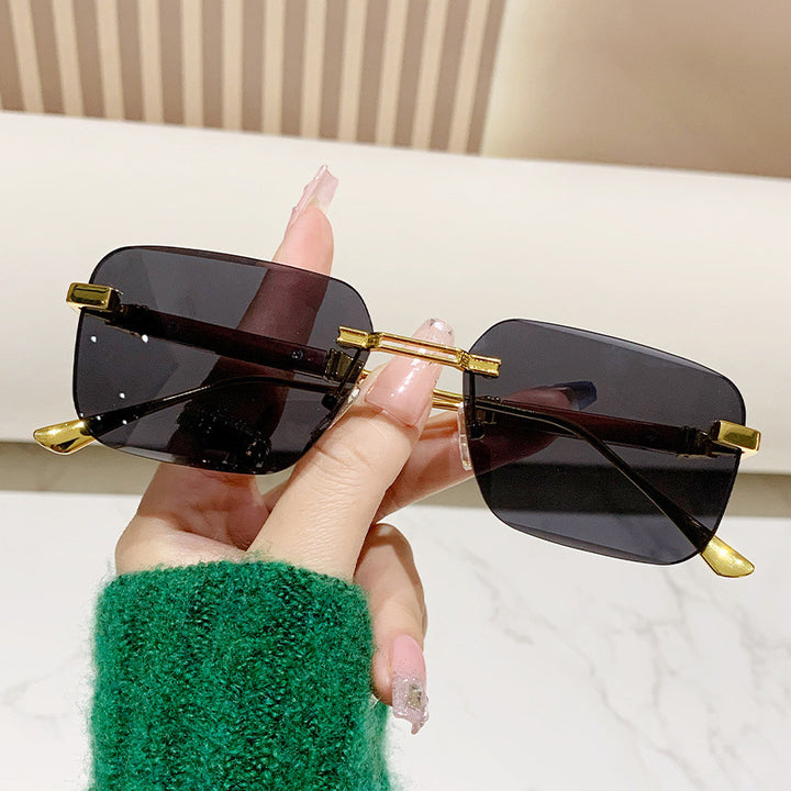 Dame moteriktig rektangulær solbrille med edle metallkanter Luvikno