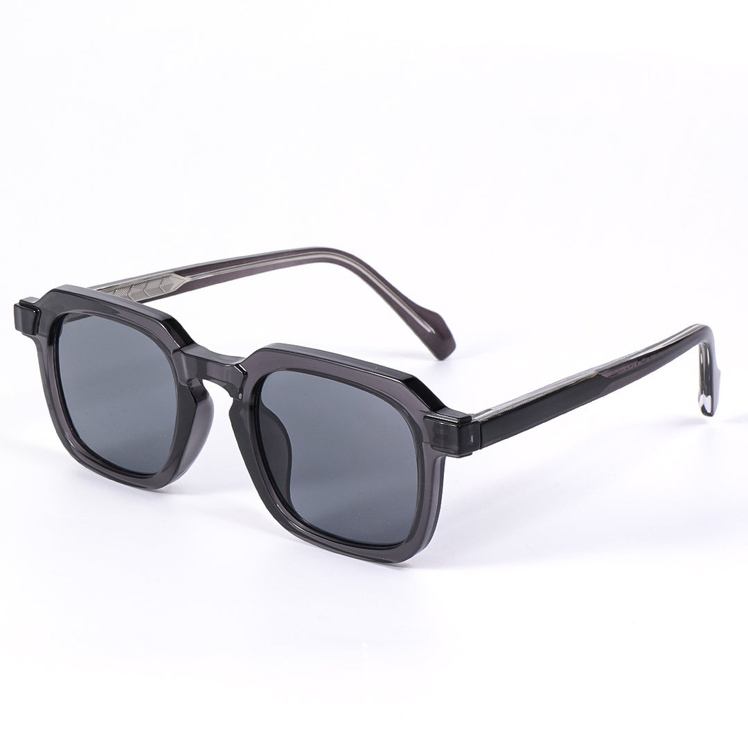 Dame moteriktig solbrille i elegant, kantet design Luvikno