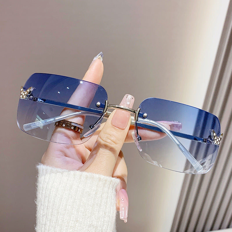 Damer moderiktig solbrille med unik ramme og luksuriøse aksenter Luvikno