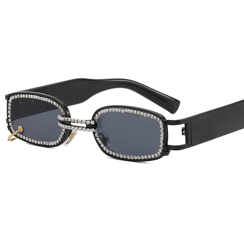 Dame moteriktig solbrille med glitrende krystalramme Luvikno