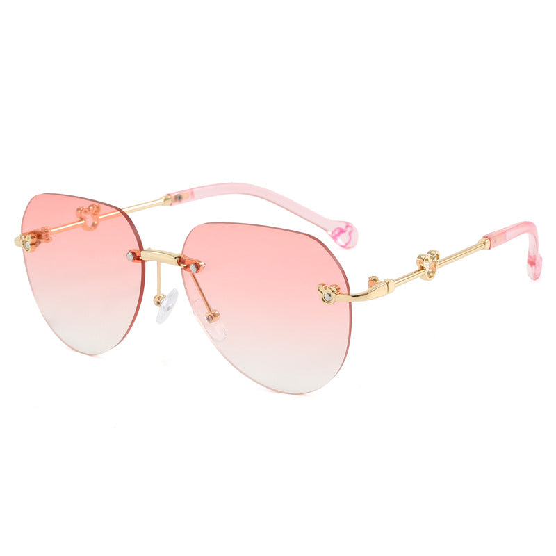 Dame lett geometrisk solbrille med unik ramme og speilede glass Luvikno