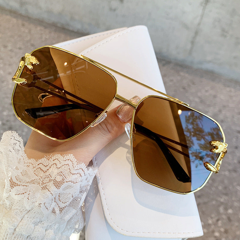 Dame kvadratisk solbrille med luksuriøs metallramme Luvikno
