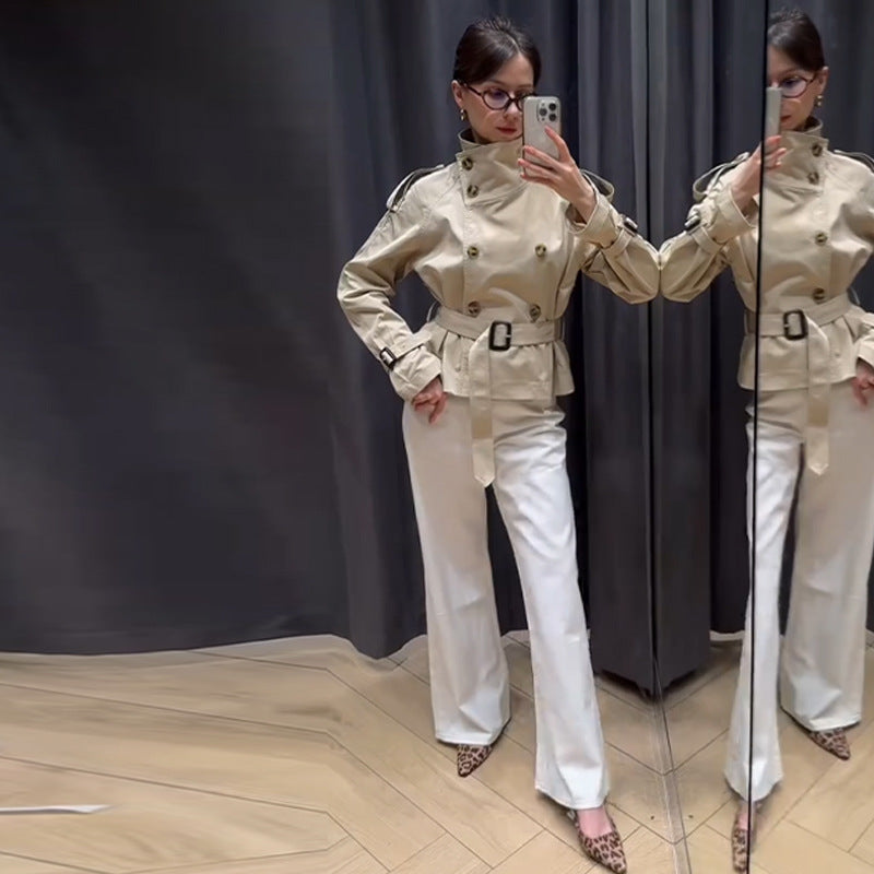 Luvik | Naisten muotitietoinen trench-takki vyöllä ja kaksinkertaisella napitusaukeamalla