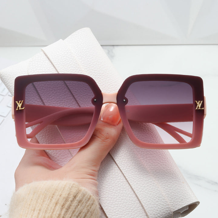 Damen moteriktig firkantet solbrille med elegant design Luvikno