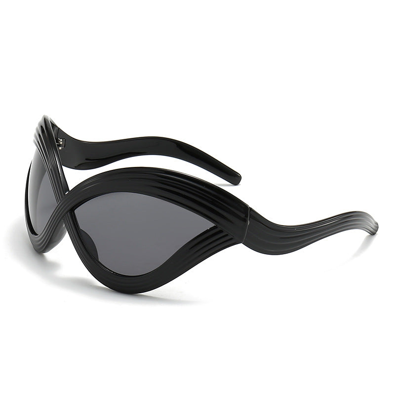 Dame ekstraordinær solbrille med buet design Luvikno
