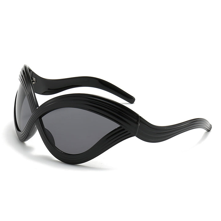 Dame ekstraordinær solbrille med buet design Luvikno