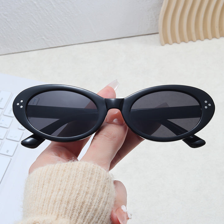 Damer moteriktig solbrille i elegant ovalt design Luvikno