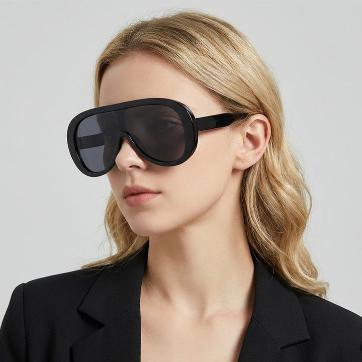 Dame moteriktig solbrille med bred ramme Luvikno