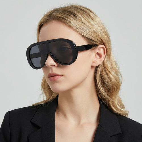 Dame moteriktig solbrille med bred ramme Luvikno
