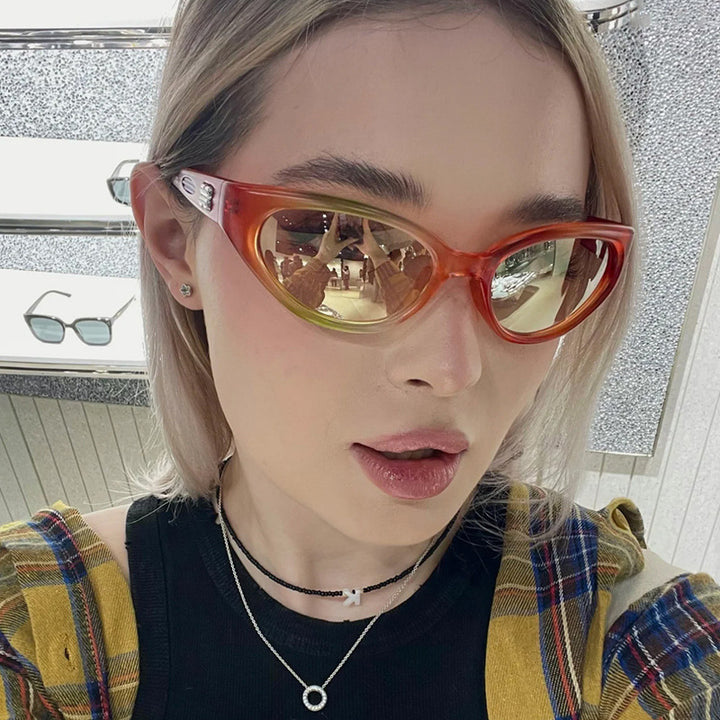 Damer ekstravagant solbrille med buet design Luvikno