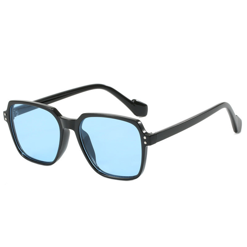 Dame moteriktig solbrille med kraftige, rektangulære linser Luvikno