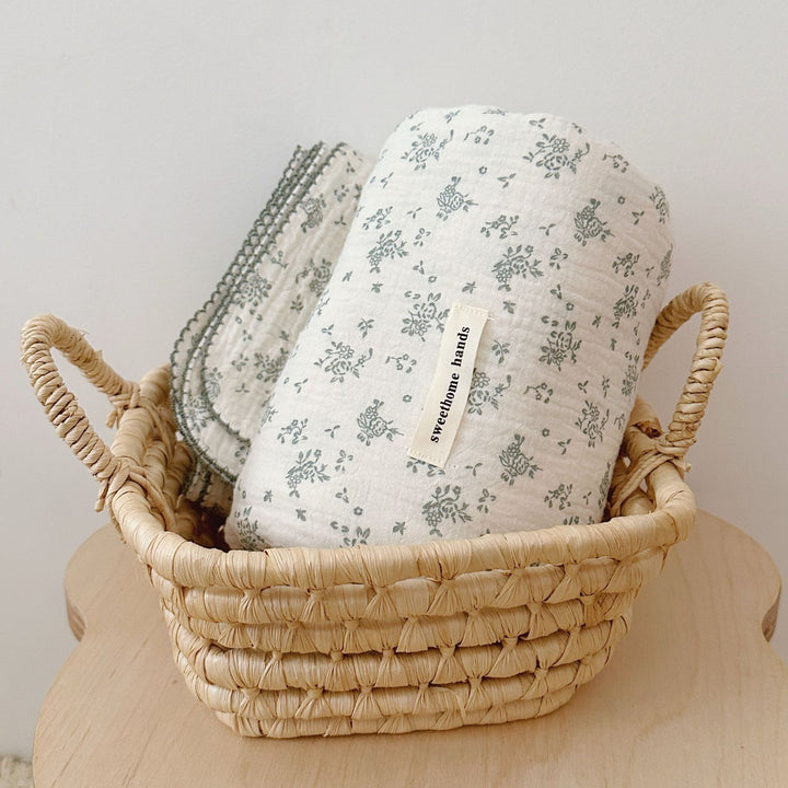Unisex Musselinteppe med delikat blomsterdesign og elegante volanger Luvikno