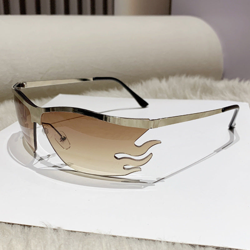 Dame trendy solbrille med innovativ flammeinnramming Luvikno