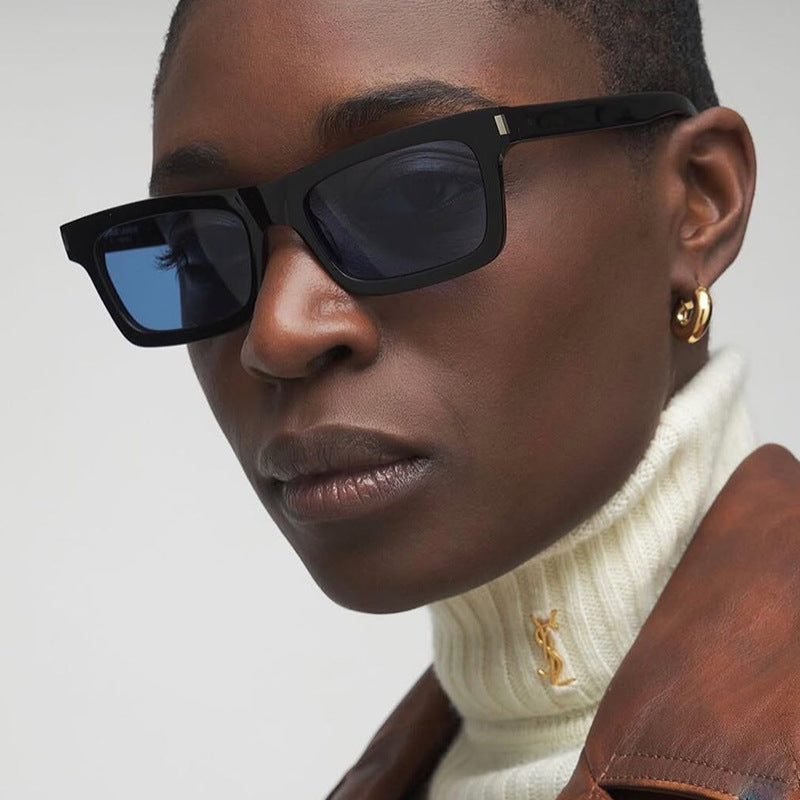 Dame kvadratisk solbrille med transparente linser og stillegant design Luvikno