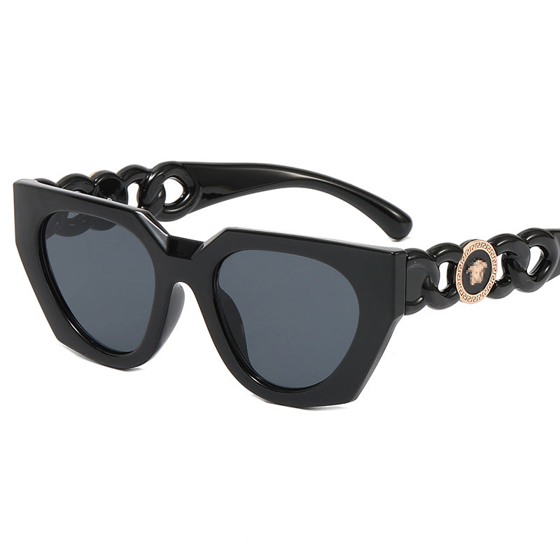 Dame moteriktig solbrille med ekstravagant design og luksuriøse detaljer Luvikno