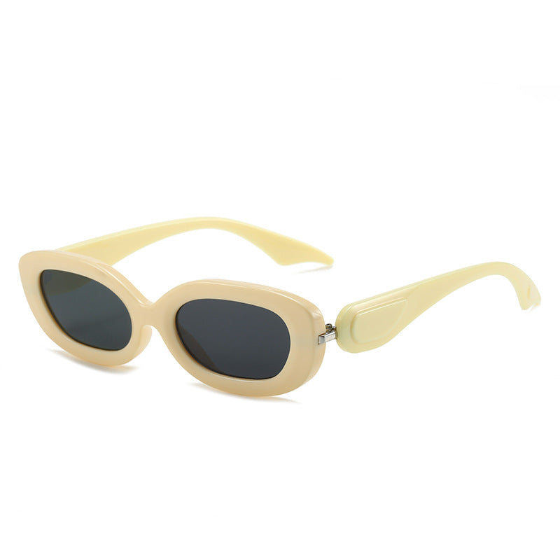 Dame moteriktig solbrille med stilfull, buet ramme Luvikno