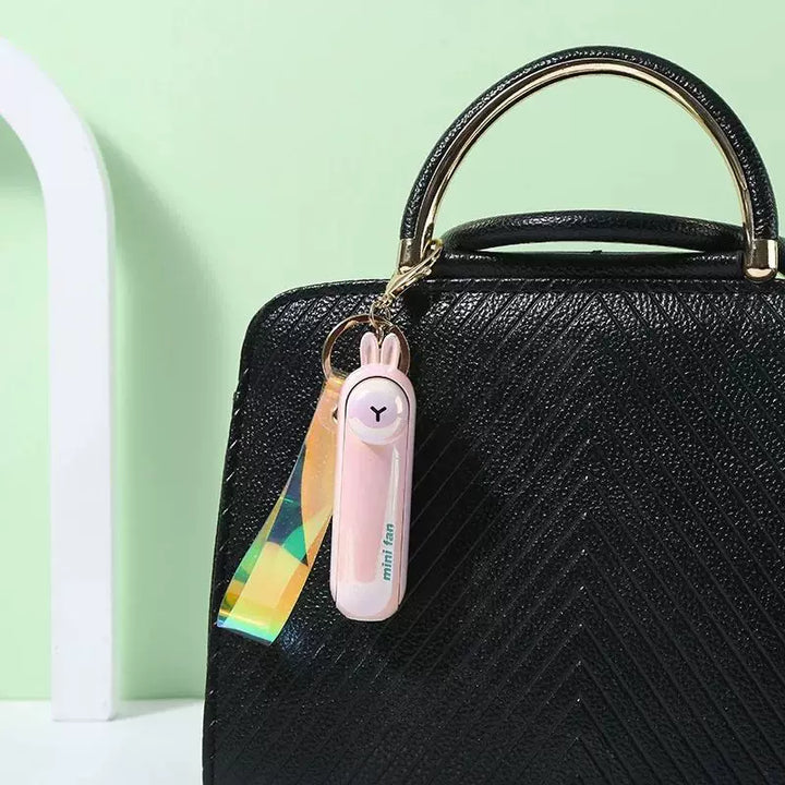 Unisex enhetsstørrelse oppladbar nøkkelring håndholdt mini-vifte med håndleddsstropp og ny art frosk charm Luvikno