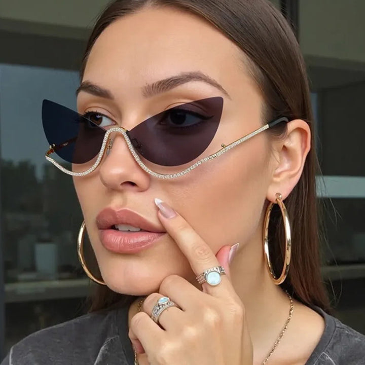 Damer ekstravagant formet Cat-Eye solbrille med glitrende applikasjoner Luvikno