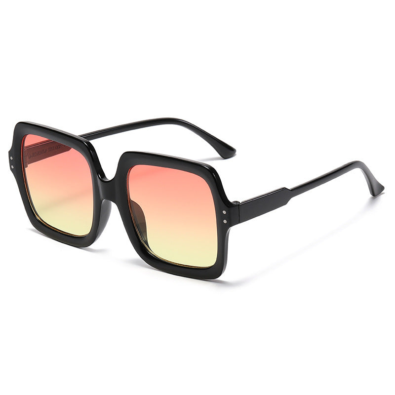 Dame moteriktig kvadratisk solbrille med speilende glass Luvikno