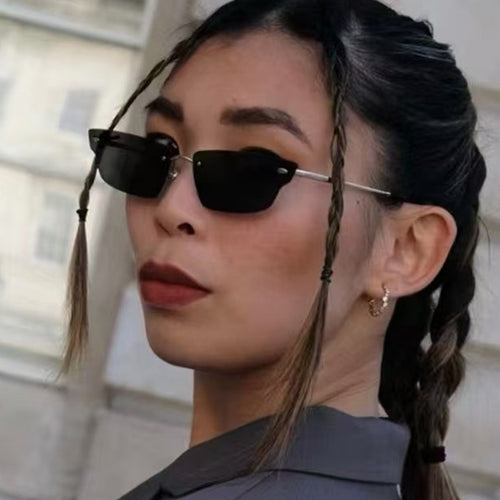 Dame geometrisk solbrille med filigranramme og transparente glass Luvikno