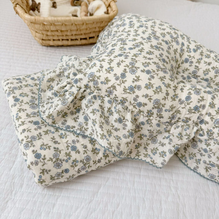 Unisex Musselinteppe med delikat blomsterdesign og elegante volanger Luvikno