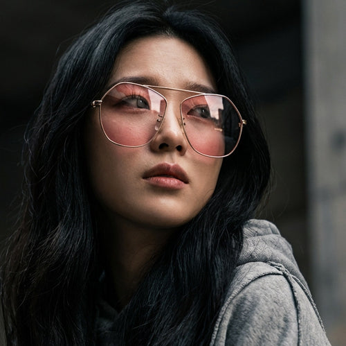 Dame geometrisk solbrille med luksuriøs metallramme Luvikno
