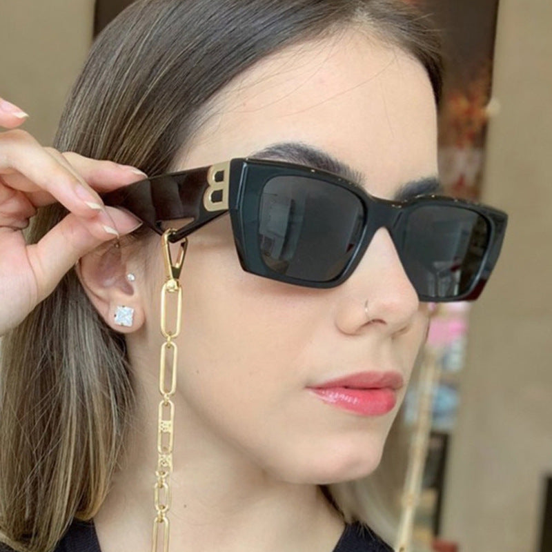 Dame moteriktig geometrisk solbrille med unike designelementer Luvikno