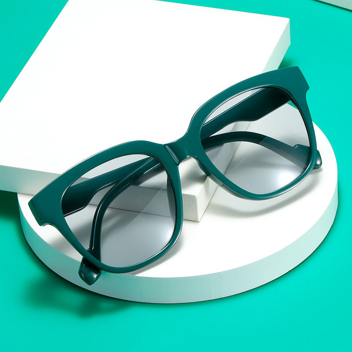 Damer klassisk solbrille med moderne oversized ramme Luvikno