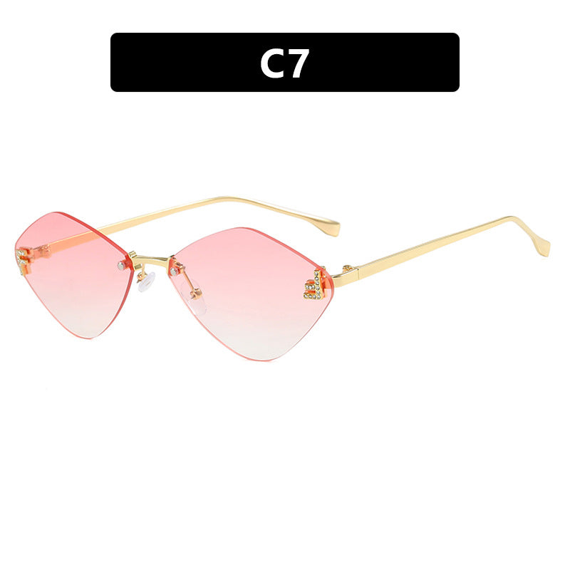 Dame geometrisk solbrille i ekstravagant design med gradiertede glass Luvikno