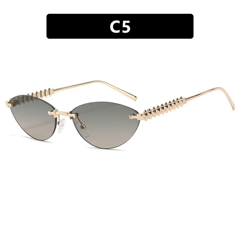 Dame solbrille i moderne, geometrisk design med stilfull metallramme og UV-beskyttelse Luvikno